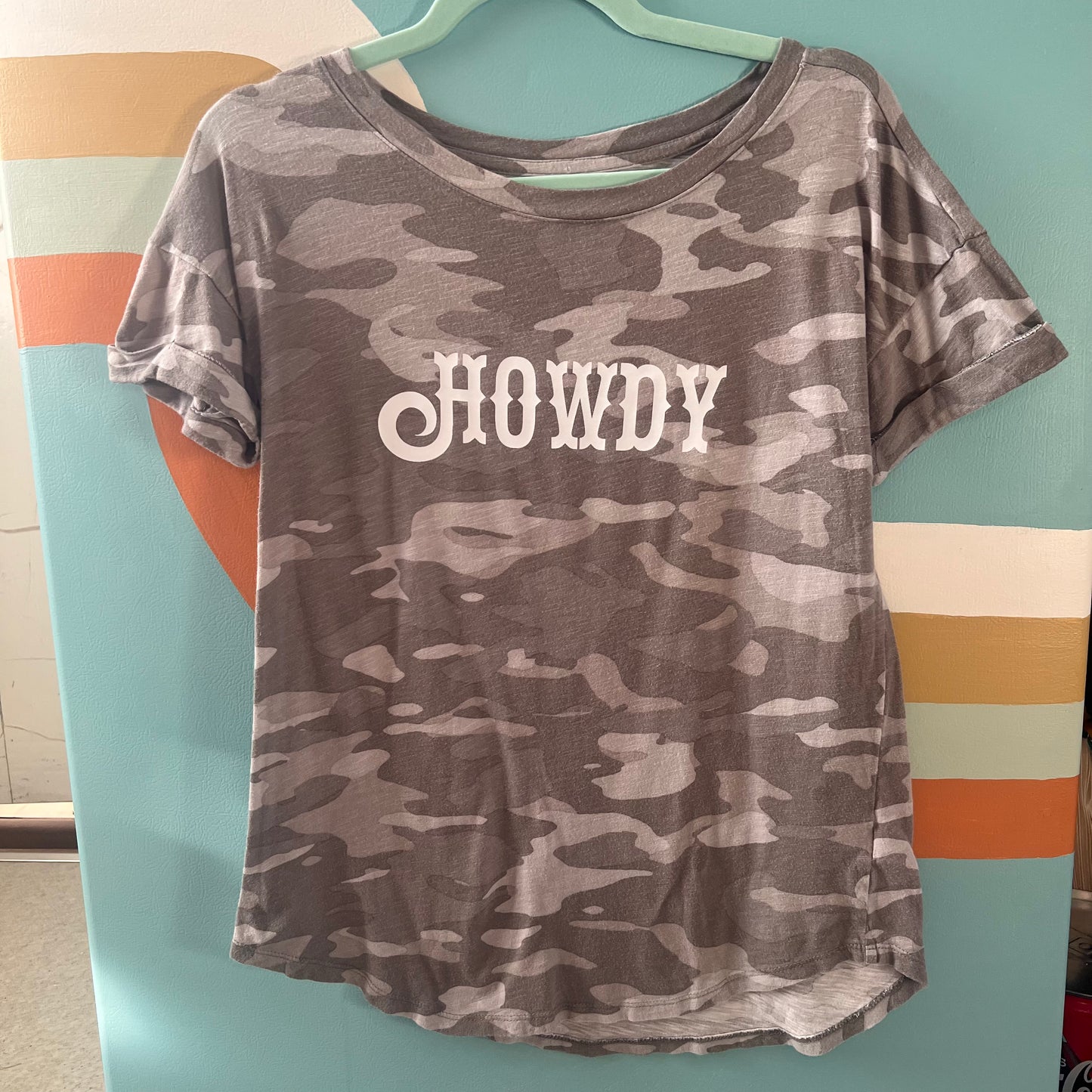 "howdy" camo t-shirt (size M)