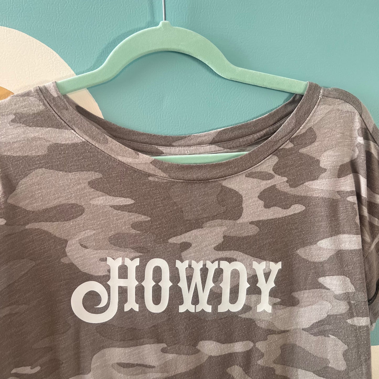 "howdy" camo t-shirt (size M)