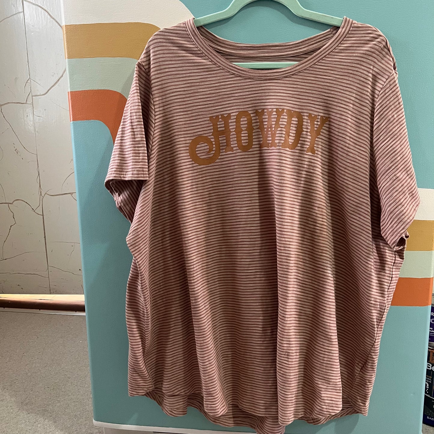 "howdy" striped tan t-shirt (size 3XL)