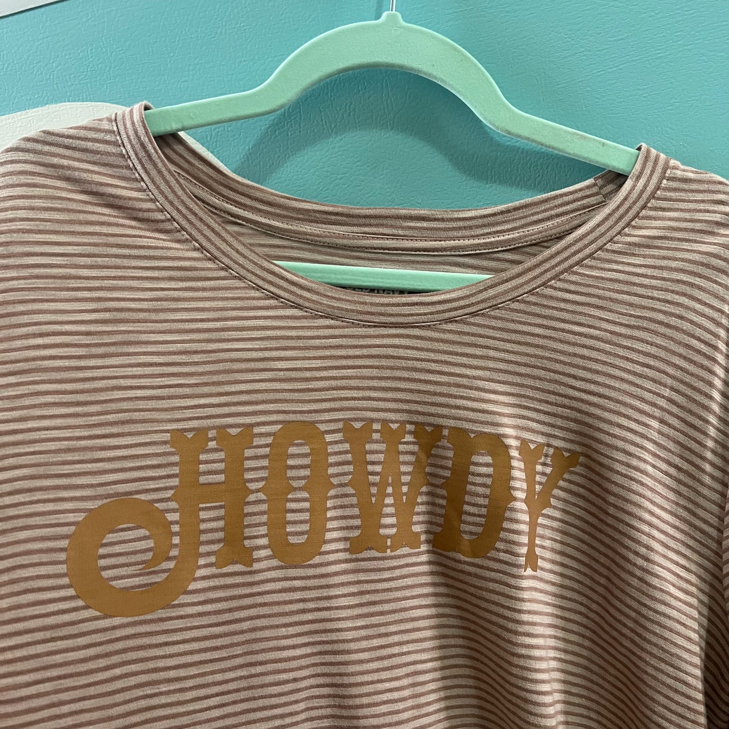 "howdy" striped tan t-shirt (size 3XL)