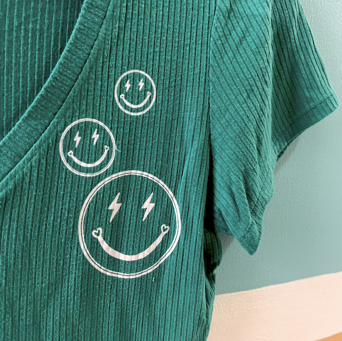 smiley green crop v-neck t-shirt (size M-L)